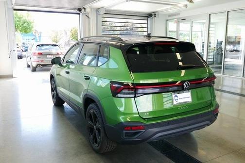 2025 Volkswagen Taos 1.5T SE Black