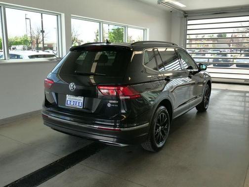 Deep Black Pearl Effect 2021 Volkswagen Tiguan 2.0T SE