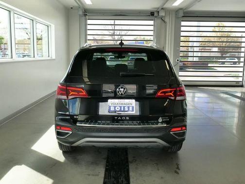 Deep Black Pearl Effect 2023 Volkswagen Taos 1.5T SEL