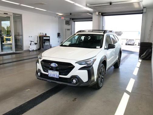 Crystal White Pearl 2023 Subaru Outback Onyx Edition