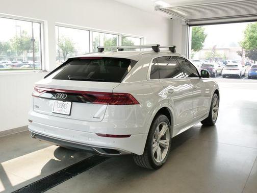 Glacier White Metallic 2022 Audi Q8 55 Premium