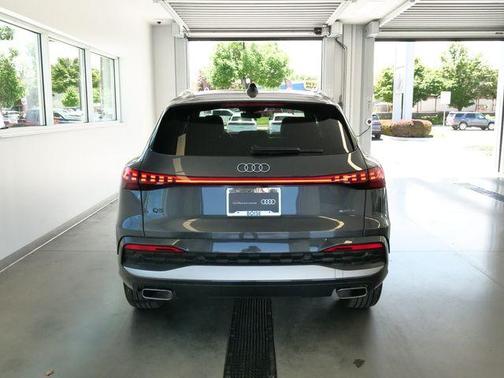 Tambora Gray Metallic 2025 Audi Q5 2.0T quattro Premium