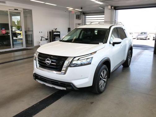 Pearl 2025 Nissan Pathfinder SL