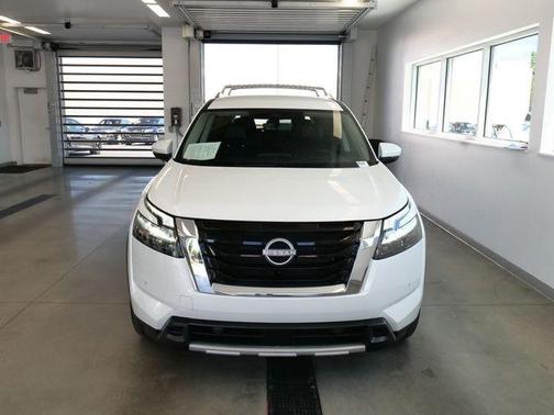 Pearl 2025 Nissan Pathfinder SL