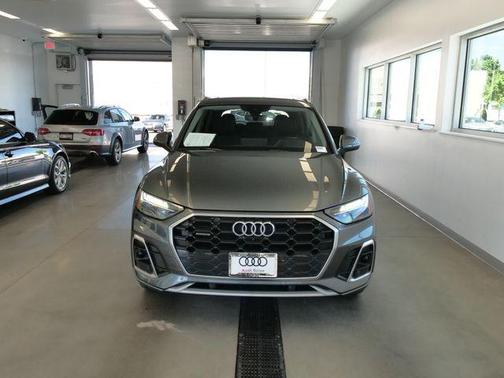 Daytona Gray Pearl Effect 2024 Audi Q5 45 S line quattro Premium