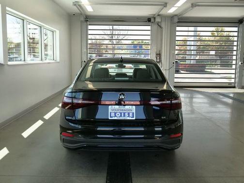 Deep Black Pearl Effect 2025 Volkswagen Jetta 1.5T SE