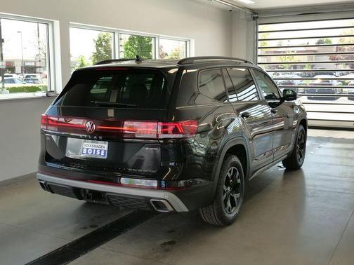 Deep Black Pearl Effect 2026 Volkswagen Atlas 2.0T Peak Edition