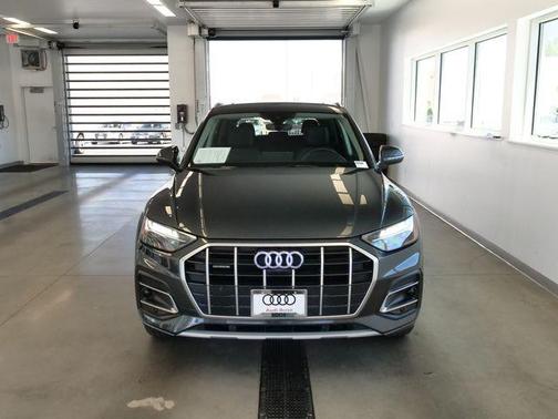 Manhattan Gray Metallic 2024 Audi Q5 40 Premium