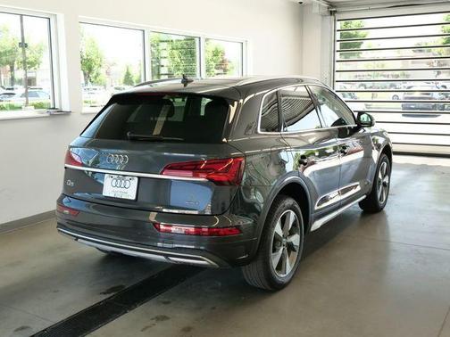 Manhattan Gray Metallic 2024 Audi Q5 40 Premium