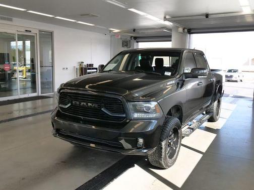 Brilliant Black Crystal Pearlcoat 2018 RAM 1500 Sport
