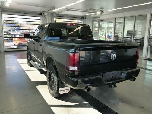 Brilliant Black Crystal Pearlcoat 2018 RAM 1500 Sport