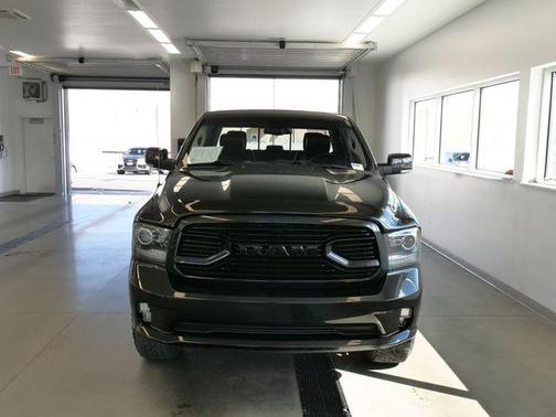 Brilliant Black Crystal Pearlcoat 2018 RAM 1500 Sport