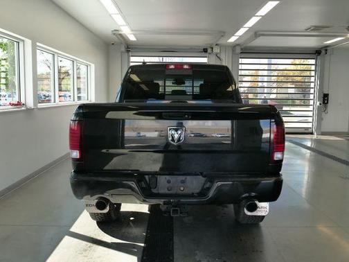 Brilliant Black Crystal Pearlcoat 2018 RAM 1500 Sport