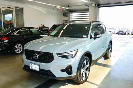 2024 Volvo XC40 B5 Plus Dark Theme