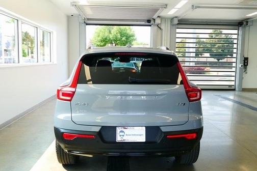 2024 Volvo XC40 B5 Plus Dark Theme