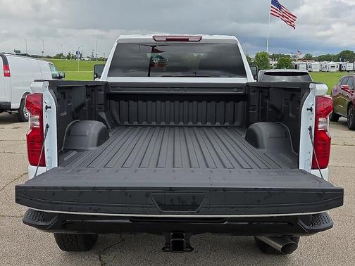 Summit White 2026 Chevrolet Silverado 2500 Custom