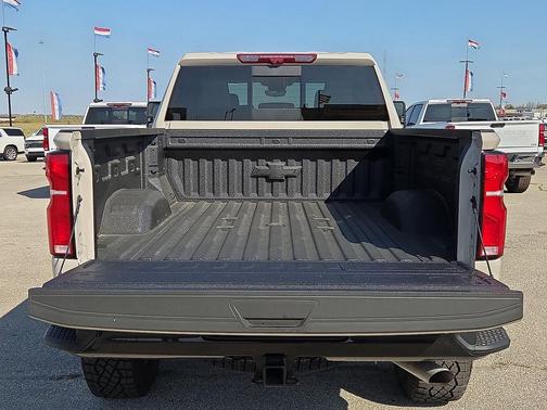 White Sands 2026 Chevrolet Silverado 2500 Crew Cab, Standard Bed, XR2, 4WD