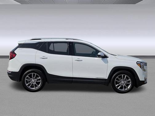 White 2024 GMC Terrain SLT