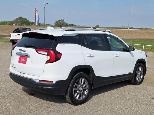 White 2024 GMC Terrain SLT