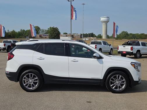 White 2024 GMC Terrain SLT