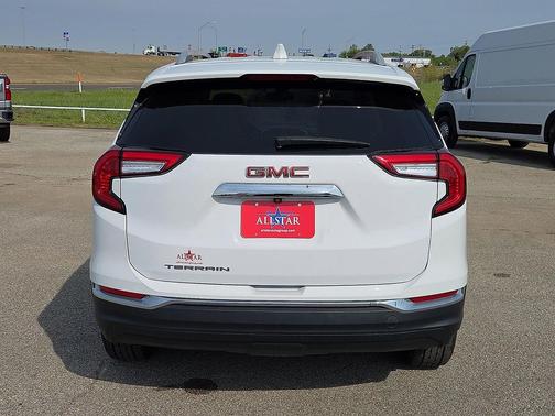 White 2024 GMC Terrain SLT