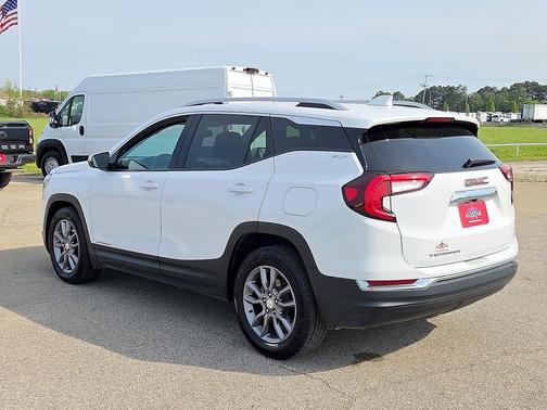 White 2024 GMC Terrain SLT