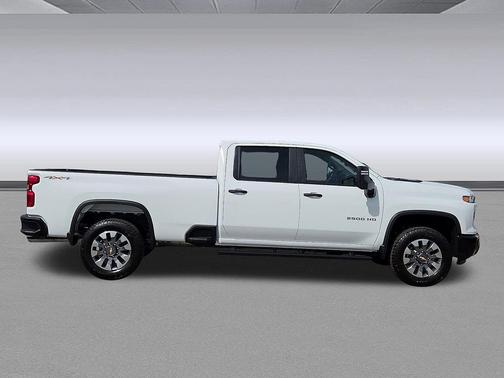 Summit White 2026 Chevrolet Silverado 2500 Custom