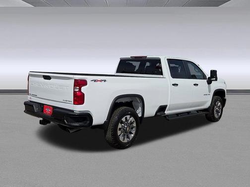 Summit White 2026 Chevrolet Silverado 2500 Custom