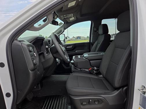 Summit White 2026 Chevrolet Silverado 2500 Custom