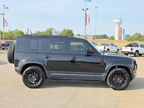 Santorini Black Metallic 2025 Land Rover Defender 110 P300