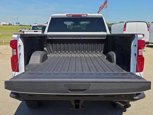 Summit White 2026 Chevrolet Silverado 2500 Custom