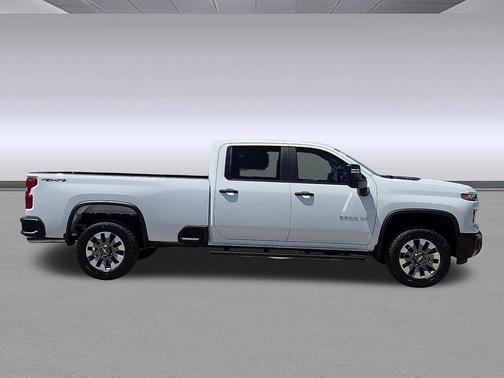 Summit White 2026 Chevrolet Silverado 2500 Custom