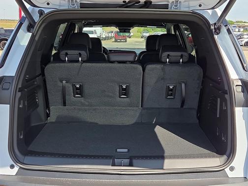 Polar White Tricoat 2026 Chevrolet Traverse AWD Z71