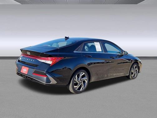 2025 Hyundai ELANTRA SEL