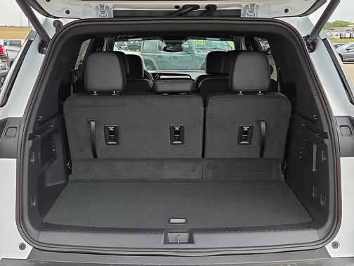 Summit White 2026 Chevrolet Traverse LT