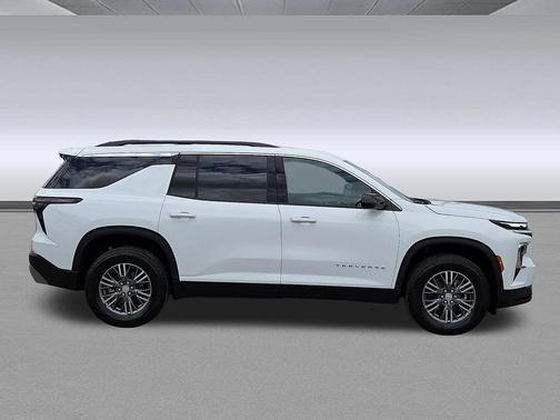 Summit White 2026 Chevrolet Traverse LT