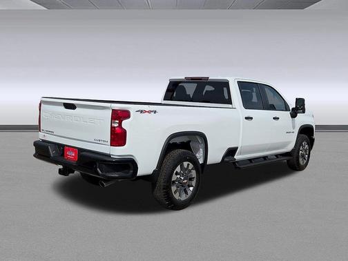 Summit White 2026 Chevrolet Silverado 2500 Custom