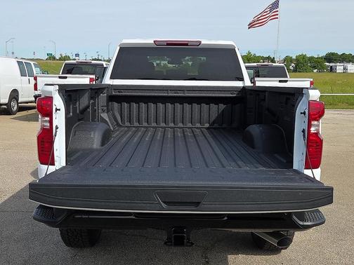 Summit White 2026 Chevrolet Silverado 2500 Custom
