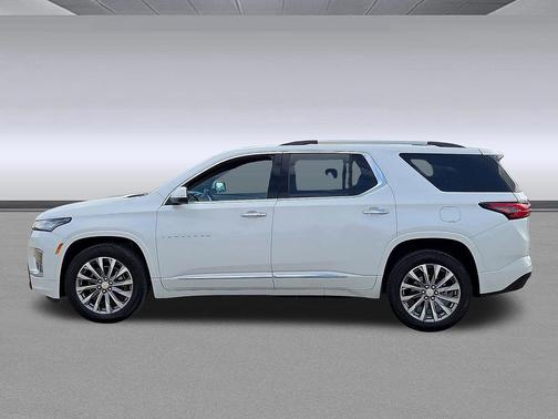 Iridescent Pearl Tricoat 2023 Chevrolet Traverse Premier