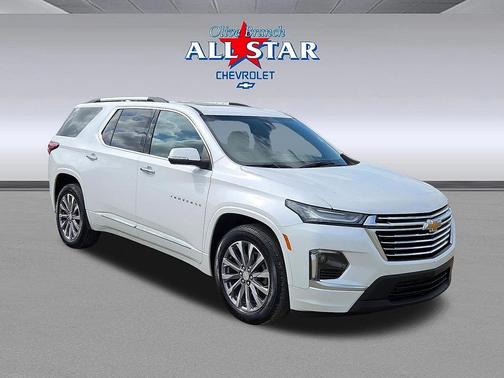 Iridescent Pearl Tricoat 2023 Chevrolet Traverse Premier