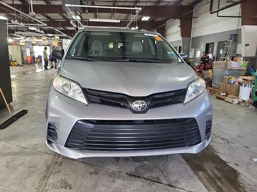 SILVER 2018 Toyota Sienna SE