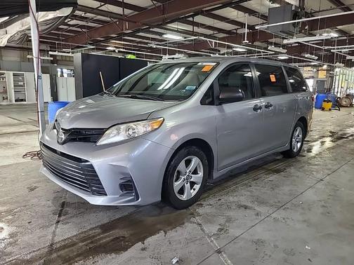 SILVER 2018 Toyota Sienna SE
