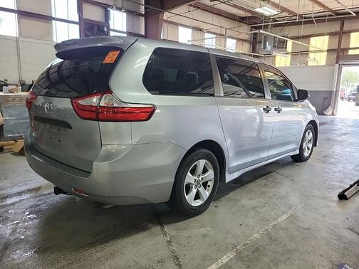 SILVER 2018 Toyota Sienna SE