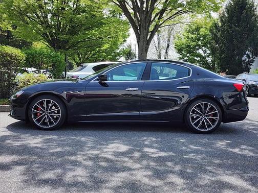 2022 Maserati Ghibli Modena Q4