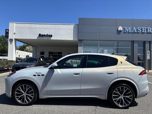 Bianco Astro Metallic 2023 Maserati Grecale Modena