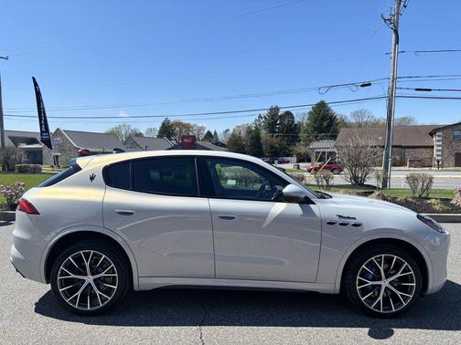 Bianco Astro Metallic 2023 Maserati Grecale Modena