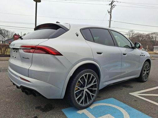 Bianco Astro Metallic 2023 Maserati Grecale Modena