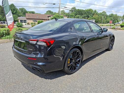 2022 Maserati Ghibli Modena Q4