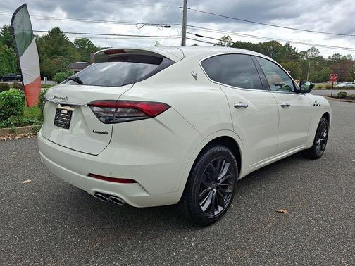 Bianco 2024 Maserati Levante GT Ultima
