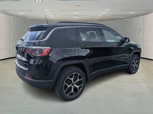 Diamond Black Crystal Pearlcoat 2026 Jeep Compass Limited